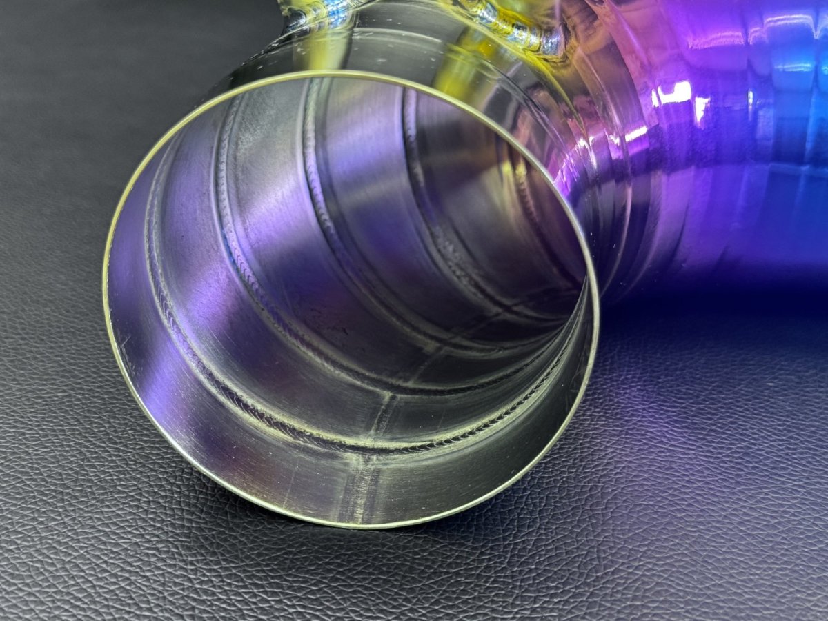 パイプ内径部分です。　職人により1つ1つ手作業で溶接していきます。